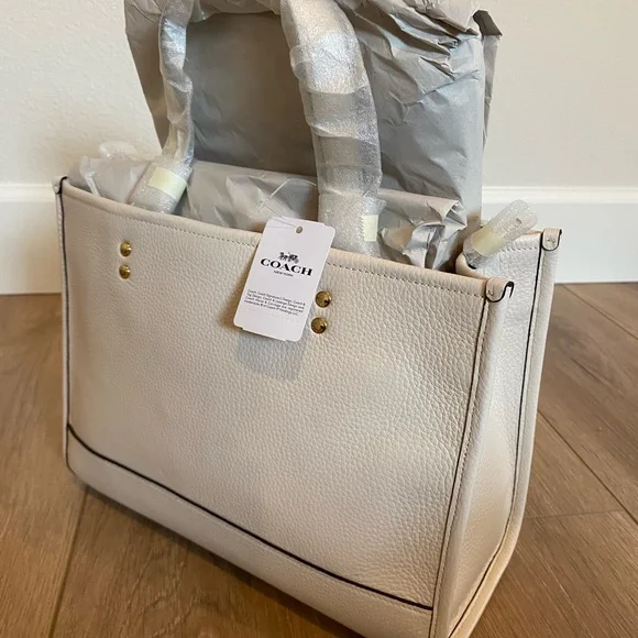 DEMPSEY CARRYALL WITH PATCH (COACH C2004)
IM/CHALK
COACH STYLE # C2004 - Picture 6 of 7